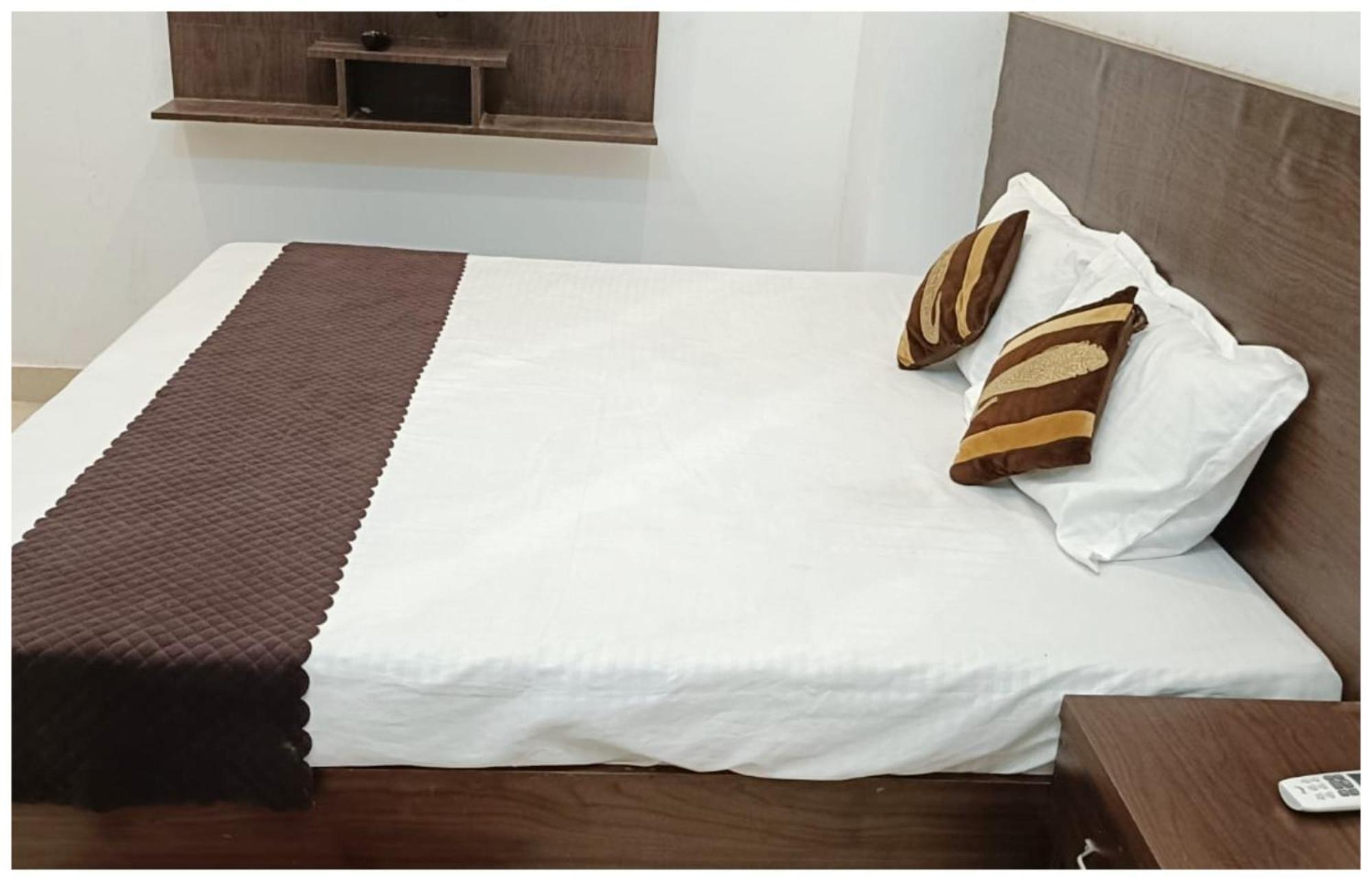 Hotel Aparna Grand Near Ram Janam Bhoomi And Temple - Fully Air Conditioned - Free Wifi Available - Best Budget Hotel In Ayodhya Eksteriør billede