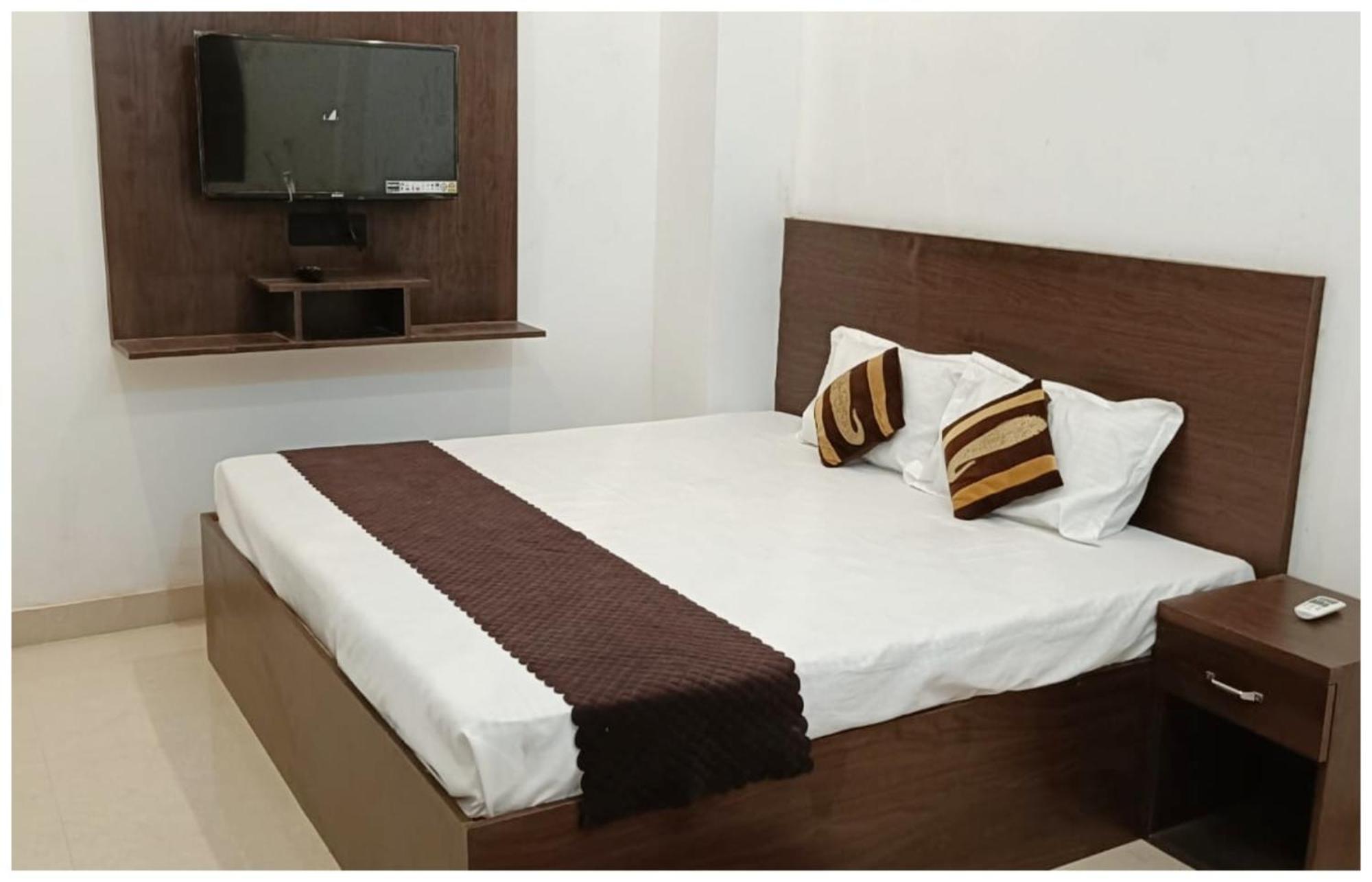 Hotel Aparna Grand Near Ram Janam Bhoomi And Temple - Fully Air Conditioned - Free Wifi Available - Best Budget Hotel In Ayodhya Eksteriør billede